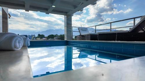 una piscina con vistas al cielo en MODERNO APARTAMENTO AMBUELADO TOTALMENTE NUEVO., en Bonao