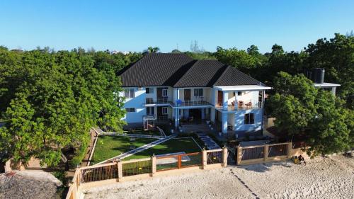 - une vue aérienne sur une maison sur la plage dans l'établissement Genesis Retreat House, à Mtwara