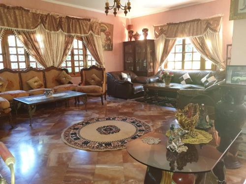 穆罕默迪耶的住宿－Villa entièrement meublée à louer à Mohammedia，带沙发和桌子的客厅