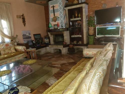 Villa entièrement meublée à louer à Mohammedia tesisinde bir oturma alanı
