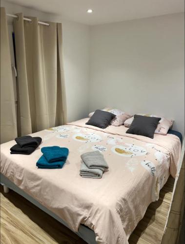 - un grand lit blanc avec des serviettes bleues dans l'établissement Un instant de bonheur, à Grasse