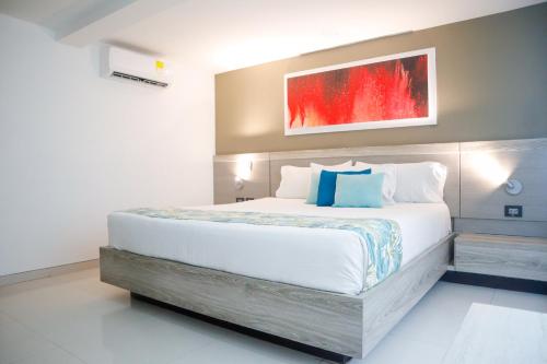 um quarto com uma cama grande num quarto em Varanasi Hotel Boutique Aeropuerto em Cartagena de Indias