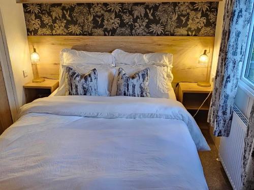 A bed or beds in a room at Tattershall lakes breaks Swan view