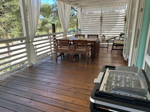 a screened in porch with a table and chairs at Adriastay 360 in Jezera