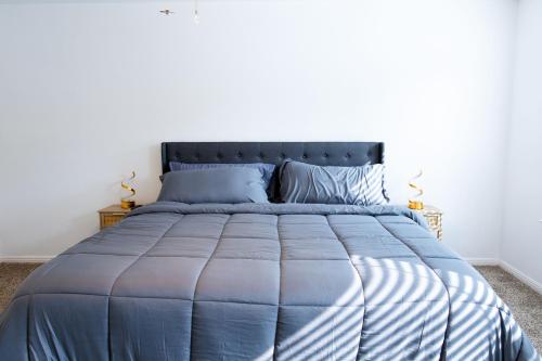 Кровать или кровати в номере 5BR Spacious Modern Luxury Home + Garage