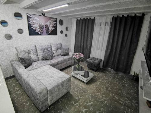 uma sala de estar com um sofá e uma mesa em Casangel Hogar Familiar-Sector Exclusivo Frente al Poblado em Medellín