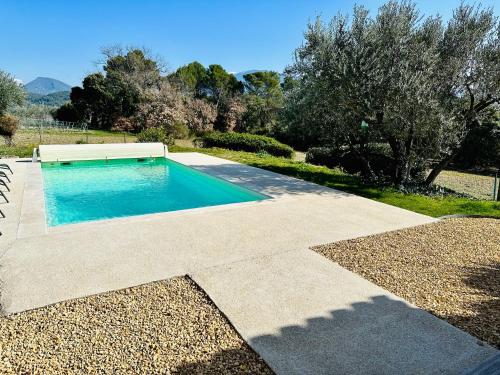 une piscine au milieu d'une cour dans l'établissement Villa au pied du Ventoux, à Entrechaux