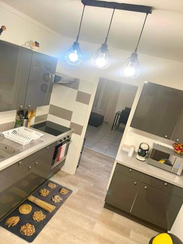 une cuisine avec un évier et un comptoir avec des beignets dans l'établissement Harmonie apparte, à Blois