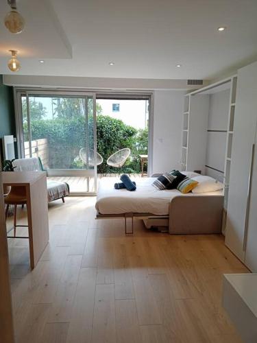 Ty Jolie Super Grand Studio avec Parking et Terrasse