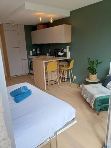 Cette petite chambre comprend un lit et une cuisine. dans l'établissement Ty Jolie Super Grand Studio avec Parking et Terrasse, à Rennes