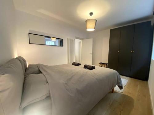 una camera da letto con un grande letto bianco con cuscini di Intera Casa Svalto a Udine