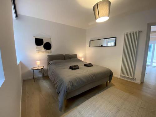 una camera da letto con un letto con due sacchi sopra di Intera Casa Svalto a Udine