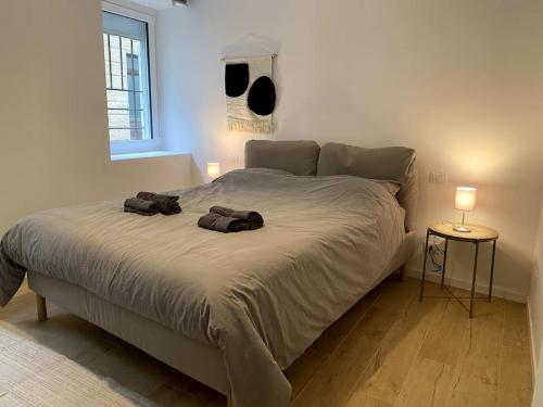 una camera da letto con un letto e due asciugamani di Intera Casa Svalto a Udine