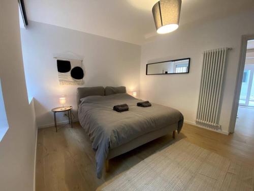 una camera da letto con un letto con due sacchi sopra di Intera Casa Svalto a Udine