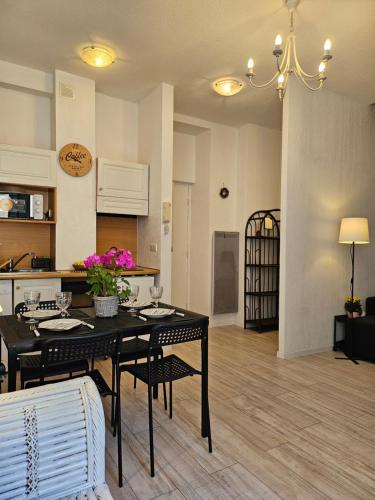 un salon avec une table et des chaises et une cuisine dans l'établissement SUQUET - BEACH 100m & PALAIS DES FESTIVALS 600m, à Cannes