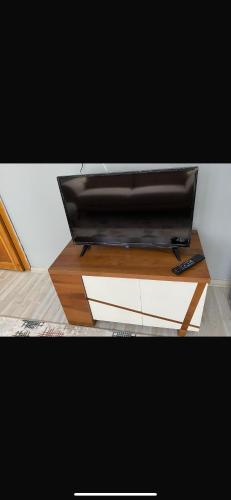 a tv sitting on top of a wooden table at MFC konaklama in Yeşilyurt