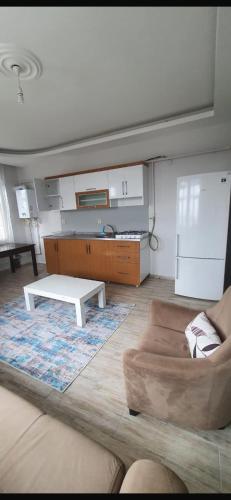ein Wohnzimmer mit einem Sofa und einem Couchtisch in der Unterkunft MFC konaklama in Yeşilyurt