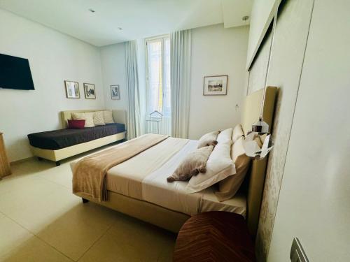 ローマにあるインテルノ 5 B&Bの大きなベッドと窓のある寝室