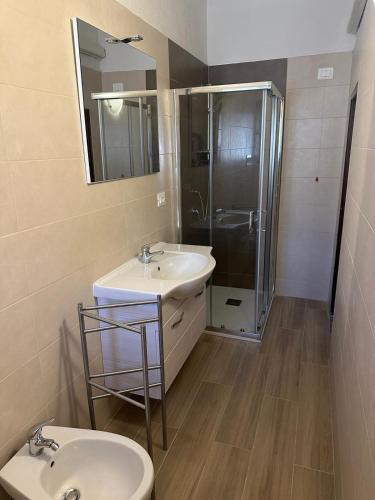 a bathroom with a sink and a shower and a toilet at Dimora Piazza Imperiale in Poggio Imperiale