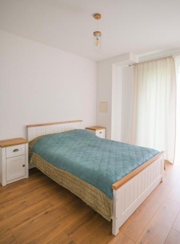 une chambre avec un grand lit avec une couverture verte dans l'établissement Jardin des Deux Rives, à Strasbourg