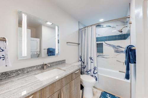 y baño con lavabo, aseo y ducha. en Lakeshore Villas, en Corpus Christi