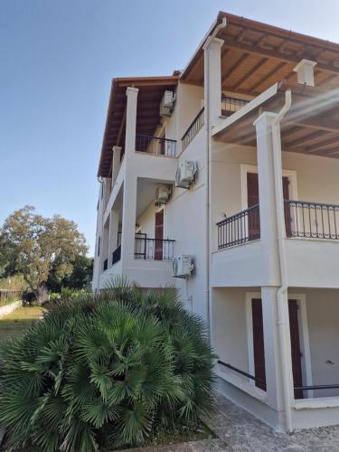 a building with two balconies on the side at Casa Alema Verde in Ýpsos