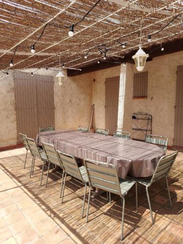 a large table and chairs in a large room at Villa Sisyphe chambre"la jeanette" in Le Thoronet