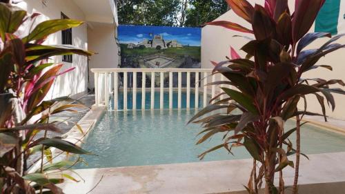 - une piscine dans une maison ornée d'une peinture murale dans l'établissement TulummiLucha, à Tulum