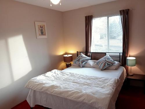 Cama ou camas em um quarto em Beautiful & Affordable Private Rooms - Great Location C1a