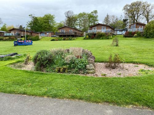 un patio con un parque con casas al fondo en Decker’s en Leven-Fife
