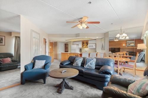 uma sala de estar com um sofá e uma mesa em Beaver Run Resort 4709 by Great Western Lodging em Breckenridge