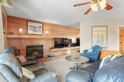 uma sala de estar com um sofá e uma lareira em Beaver Run Resort 4709 by Great Western Lodging em Breckenridge