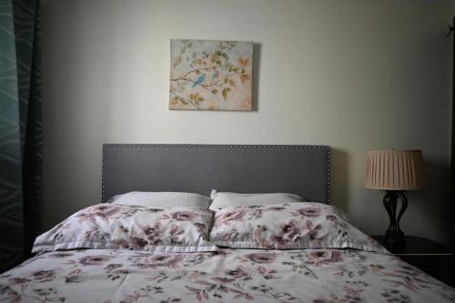 Postel nebo postele na pokoji v ubytování Metropolitan Suite