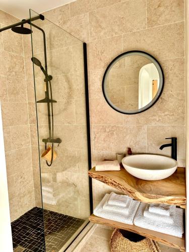 a bathroom with a sink and a mirror at Cottage Honoré Paradise in Deshaies