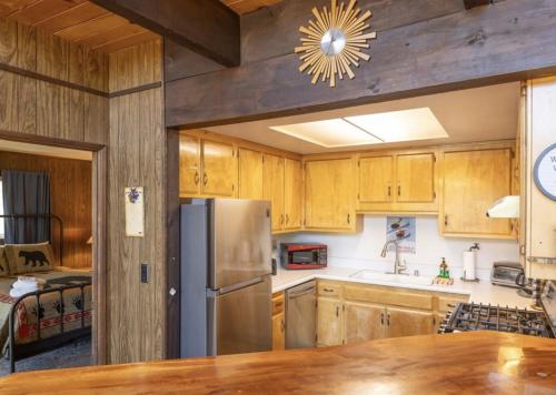 Kjøkken eller kjøkkenkrok på ITH Big Bear Lake Hostel & Retreat Center