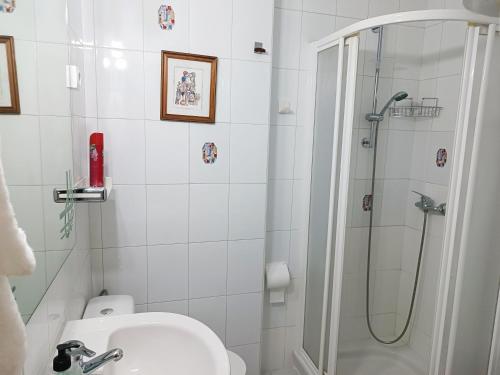a bathroom with a shower and a toilet and a sink at RIV - Reformado, Terraza con vistas al mar, 1 dormitorio, 800 metros de la Playa in Torremolinos