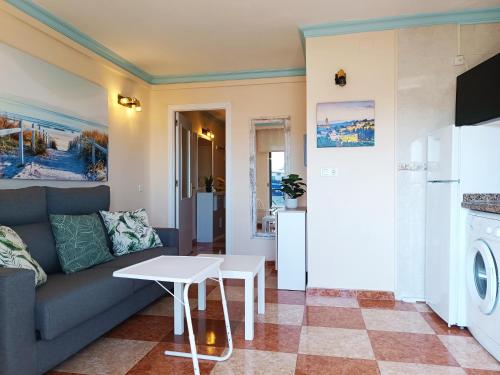 RIV - Renovated Apartment with Sea-View Terrace and Pool - AC, Los Álamos