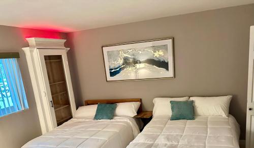 two beds sitting next to each other in a room at Elles Place in Fort Lauderdale