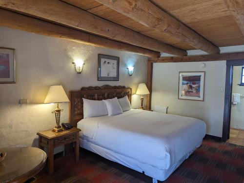 Una cama o camas en una habitación de Sagebrush Inn & Suites