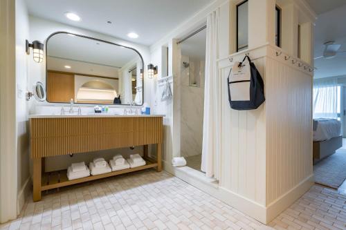 un baño con lavabo y espejo en WaterColor Inn & Resort, en Santa Rosa Beach