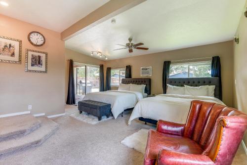 um quarto com 2 camas e uma cadeira em Family Spokane Valley Home with Patio and Gas Grill! em Spokane Valley