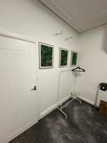 ein weißes Zimmer mit einer Tür und zwei Fenstern in der Unterkunft Tropical Heaven By Luxe Holiday Accommodation in Blackpool