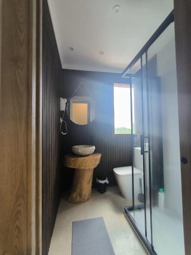 a bathroom with a shower and a toilet and a sink at HABITACION CON HERMOSAS VISTAS A BILBAO in Bilbao