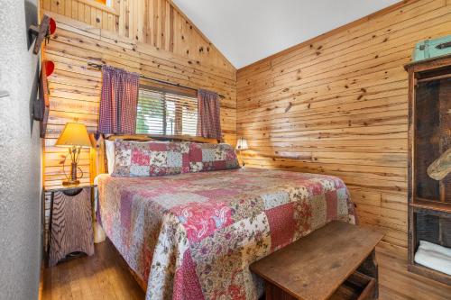 Ένα ή περισσότερα κρεβάτια σε δωμάτιο στο Roadrunner Inn and Log Cabins