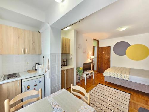 een keuken en een slaapkamer met een bed en een tafel bij Studio Asli in Budva