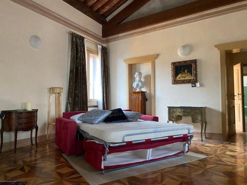 een slaapkamer met een bed in het midden van een kamer bij Vicenza Centro - 6 posti letto Appartamento Signorile in Vicenza