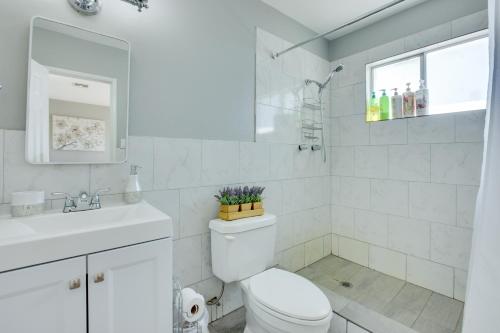 een witte badkamer met een toilet en een wastafel bij Las Vegas Retreat with Yard Less Than 5 Mi to Strip! in Las Vegas