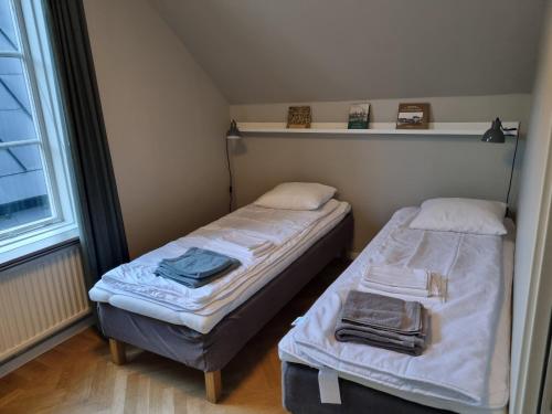 Katil atau katil-katil dalam bilik di Adelsgatan 36 lägenhetshotell, Gotland Living and Meeting