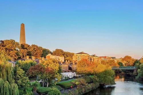 uma vista para uma cidade com um rio e uma torre em Home by the Liffey em Dublin