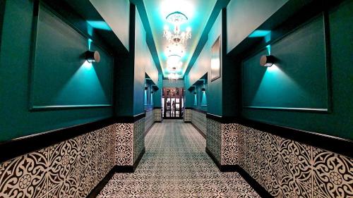 un pasillo con paredes verdes y una lámpara de araña en Thalia Boutique Hotel, en Estambul